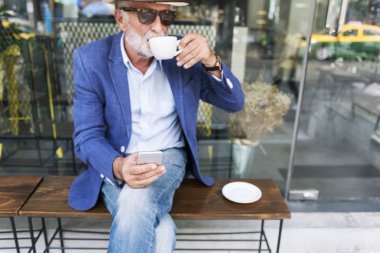 üst düzey yakışıklı kahve içme