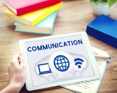  Dijital tablet kullanan adam