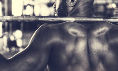 Spor salonunda sportif yakışıklı adam