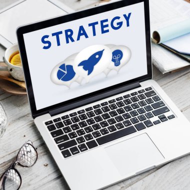 ekranda metin olan dizüstü bilgisayar