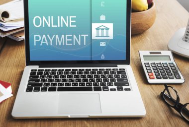 ekranda metin olan dizüstü bilgisayar