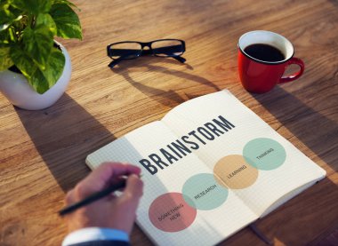 Not defterine notlar yazan adam 