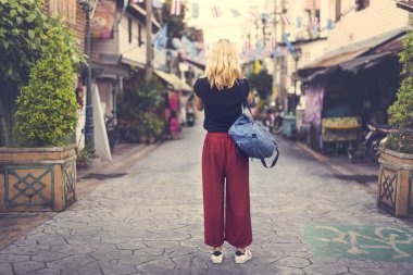 Kadın keşfetmek kasaba