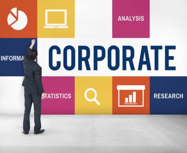 İşadamı takım ayakta duvarının yakınında