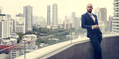 Balkon duran iş kişi 