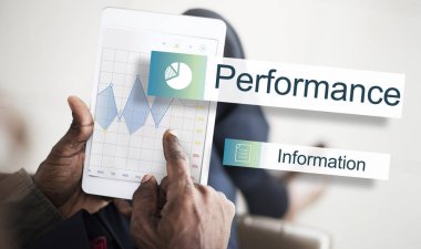 Dijital tablet tutan işadamı 