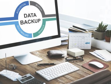 ekranda metin olan dizüstü bilgisayar