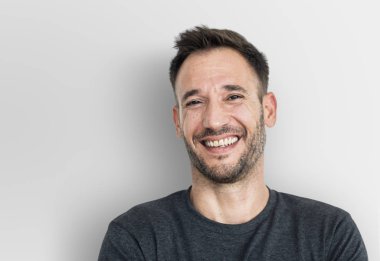 gülümseyen yakışıklı adam 