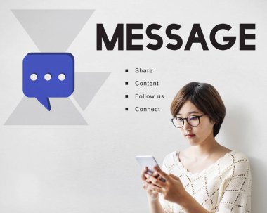 Asyalı kadın telefon kullanma