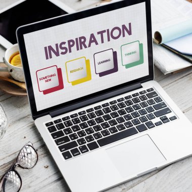 ekranda metin olan dizüstü bilgisayar