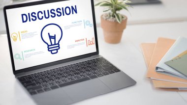 ekranda metin olan dizüstü bilgisayar