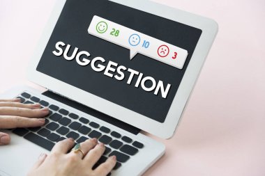 dizüstü bilgisayarda çalışan insan