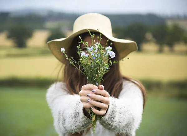 美しい女性の花を持つ — ストック写真