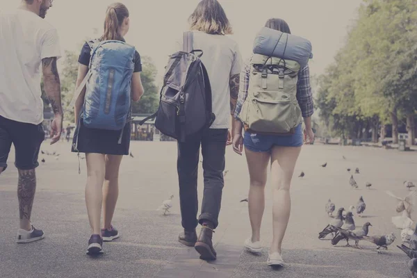 Jóvenes amigos viajeros con mochilas —  Fotos de Stock