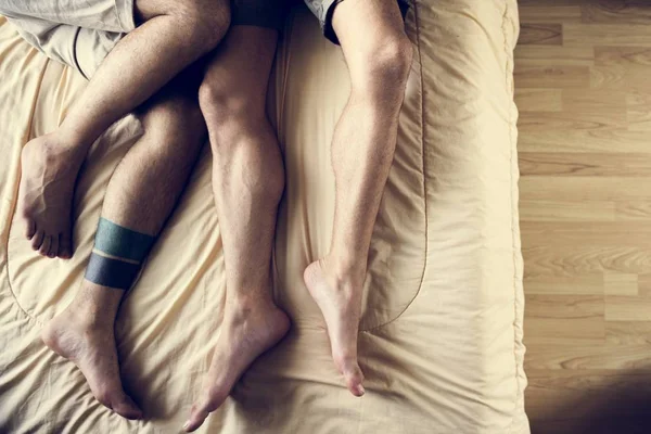 Gay couple dans lit — Photo