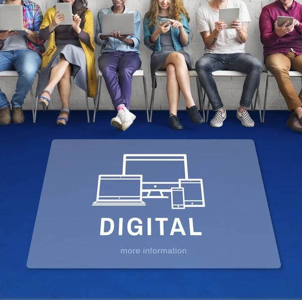 Menschen sitzen und surfen auf digitalen Geräten — Stockfoto