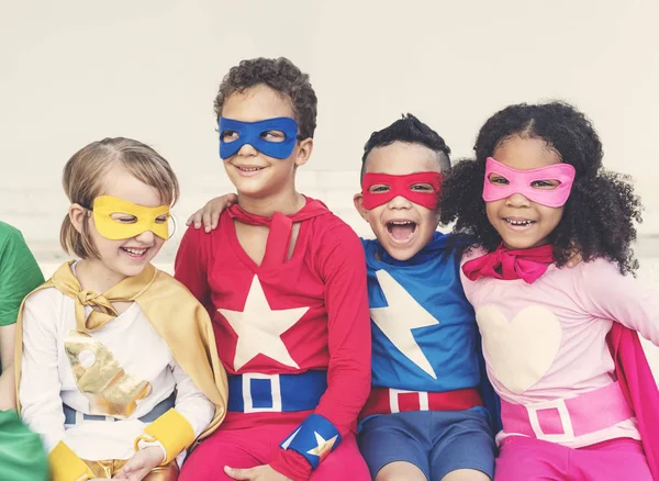 Superhéroe Niños jugando juntos — Foto de Stock