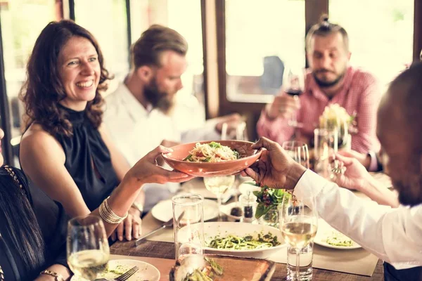 Människor samman vid middagen koncept — Stockfoto