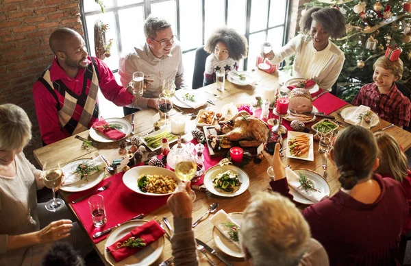 Familia en la mesa con una cena festiva —  Fotos de Stock