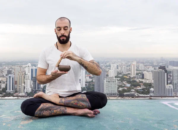 Hombre practica yoga en la azotea —  Fotos de Stock