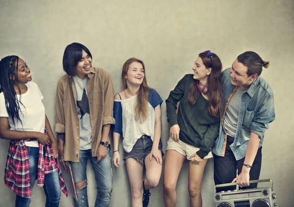 Diverse Teenager hängen herum — Stockfoto