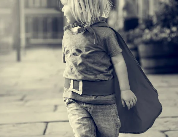 Superhrdina chlapeček v parku — Stock fotografie