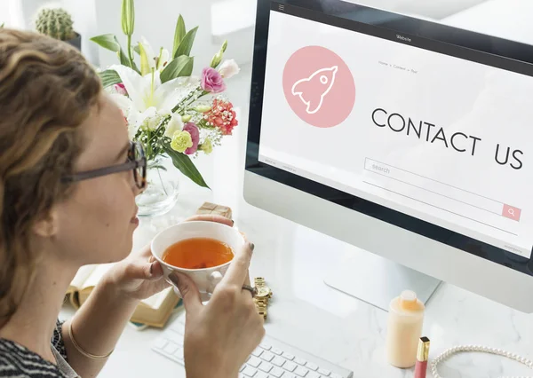 Woman working with computer — Stock Photo, Image