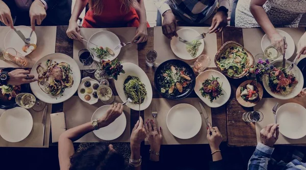 Orang-orang bersama saat makan malam Konsep — Stok Foto
