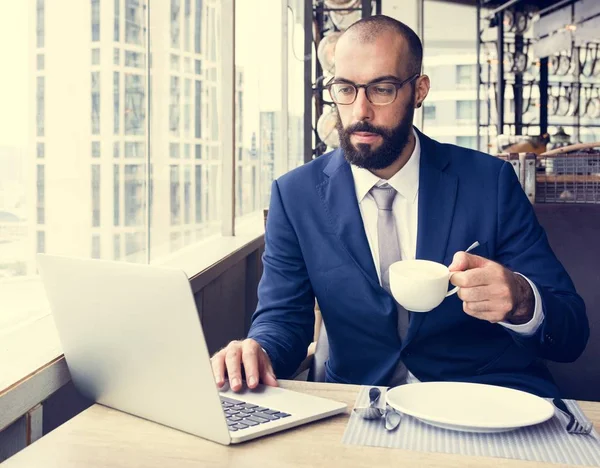 Homme d'affaires buvant du café et travaillant — Photo