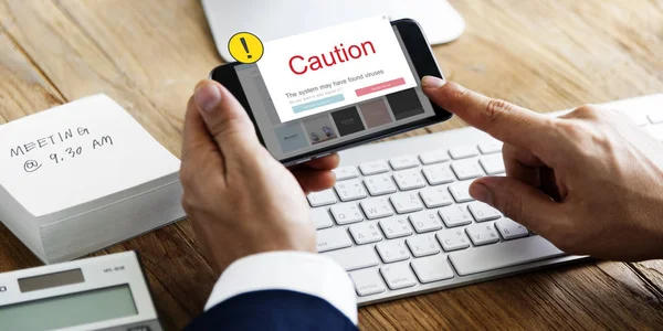 Akıllı telefon kullanan iş adamı