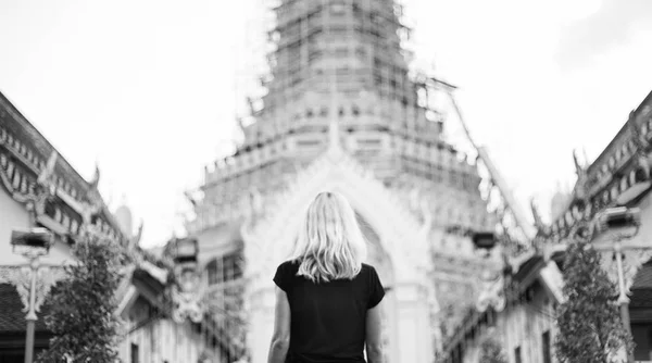 Vrouw gaat naar de tempel toren — Stockfoto