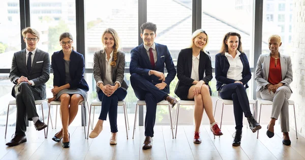 Werknemers aanbrengen op stoelen — Stockfoto