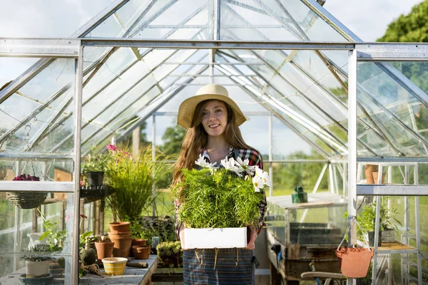 Frau mit Blumen und Pflanzen — Stockfoto