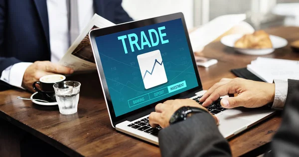 Dizüstü bilgisayar kullanan iş adamı