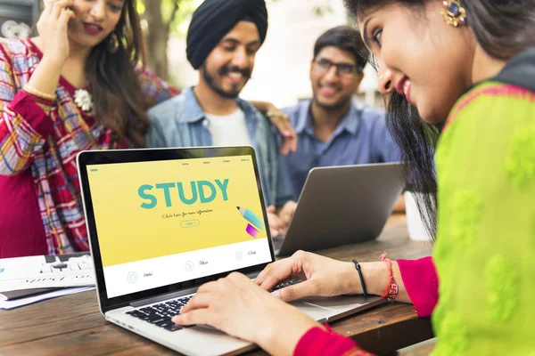 Estudiantes indios estudiando al aire libre — Foto de Stock