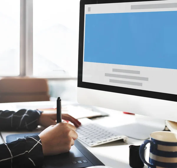 Vrouw die met een computer werkt — Stockfoto