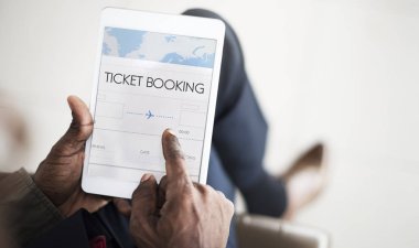 Dijital tablet tutan işadamı 