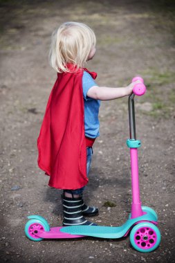 Süper kahraman çocuk binmek Scooter tarafından 