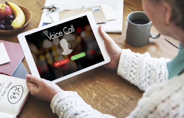 dijital tablet kullanan kadın