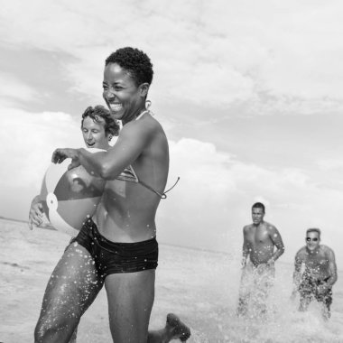 Kumsalda topla oynamayı insanlar