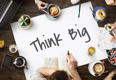 toplantıda çeşitli insanlar