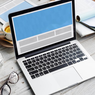 ekranda metin olan dizüstü bilgisayar