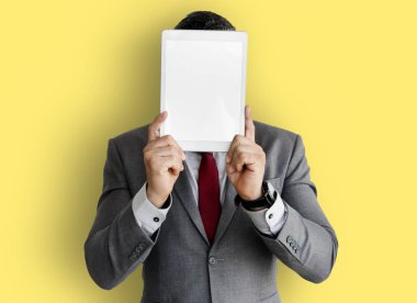 Dijital tablet tutan işadamı 