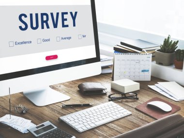 ekranda metin olan dizüstü bilgisayar