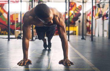 Spor salonunda sportif yakışıklı adam