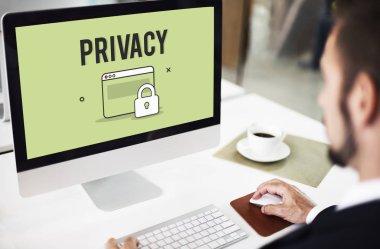 Ofiste çalışan bir iş adamı.