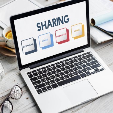 ekranda metin olan dizüstü bilgisayar