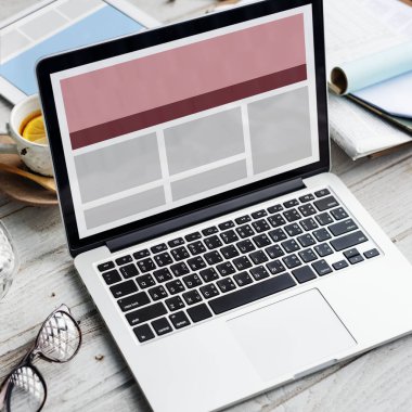 ekranda metin olan dizüstü bilgisayar