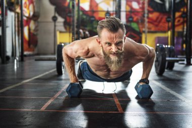 Spor salonunda sportif yakışıklı adam
