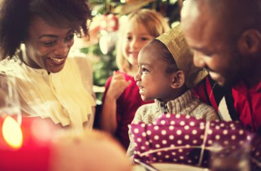 Aile şenlikli bir akşam yemeği ile masada
